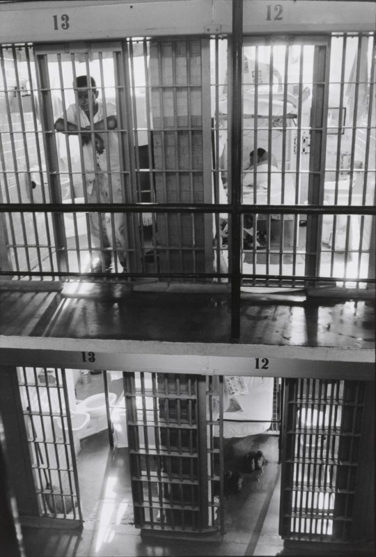 Immagine di detenuti dietro le sbarre